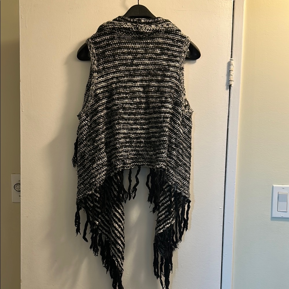 Kensie Monochrome Knit Vest with Fringe - Picture 4 of 4